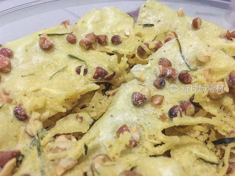 Rempeyek kacang或peyek kacang是印尼爪哇的一种传统小吃。Rempeyek是一种将米粉与水混合后制成粘稠的混合物，里面有花生馅。